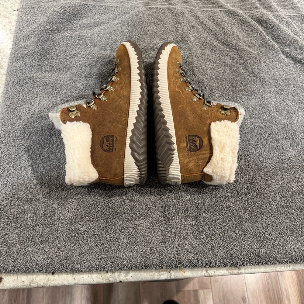 Sorel Tan Boots with Gray Accents - Picture 3 of 6